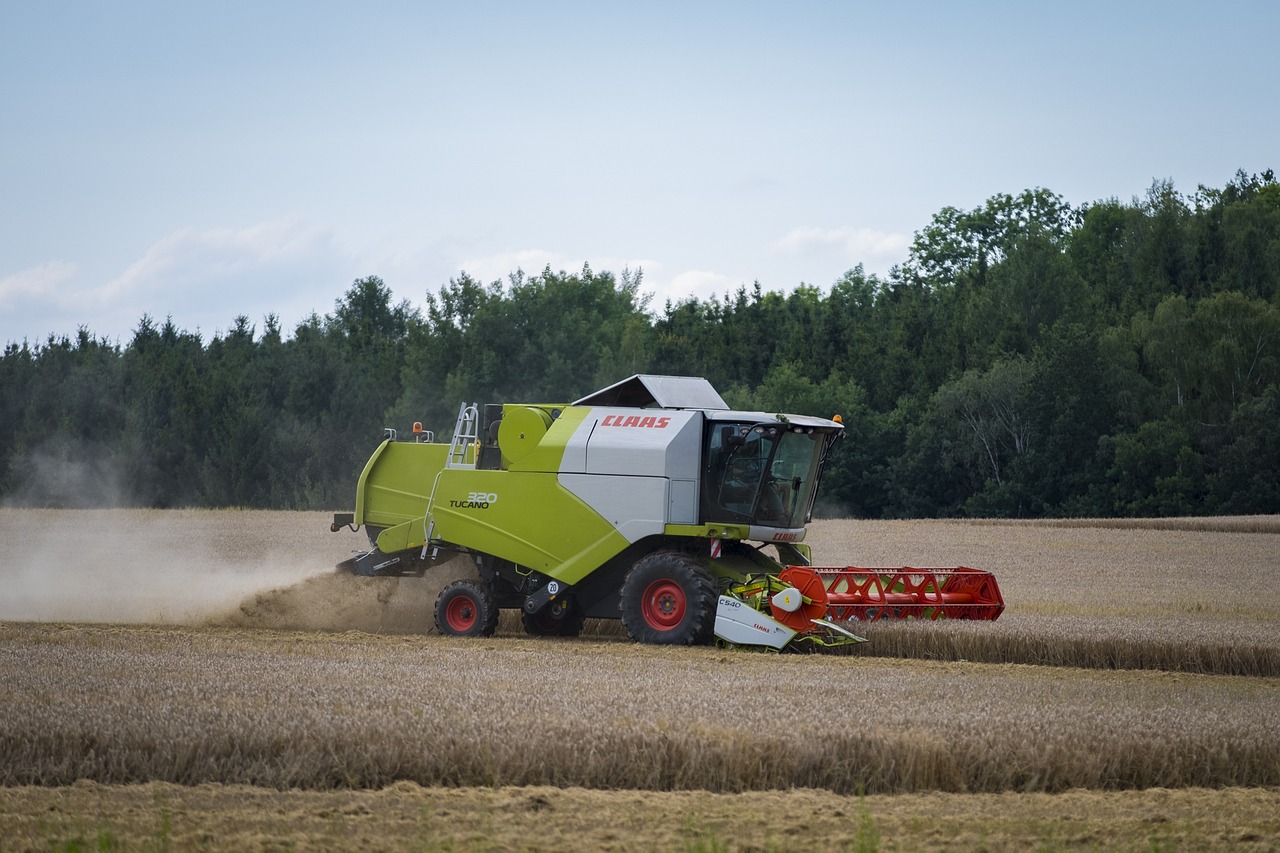 最新收割機跨區(qū)作業(yè)視頻，高效農(nóng)業(yè)機械化時代的展現(xiàn)